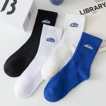 4 Pairs Of Men's Knitted Fashion Alphabet Pattern Crew Socks Comfy & Breathable Elastic Socks For Daily Wearing