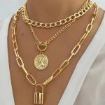 3-PIECE Set Layered Necklace Women's Vintage & Elegant Style Gold Plated Embossed Round Pendant Necklace Set With Creative Lock