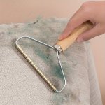 1PC Wooden Handle Hair Scraper Does Not Hurt Clothes Hair Ball Removal Helper