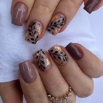 24PCS Fall Winter Brown Press On Nails Glossy Fake Nails With Black Leaves And Golden Foil Design Medium Square Shape False Nail