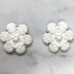 JP723 White Resin Flower Shaggy Leaf 2'S