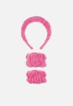 Make-up Hairband And Wristband Set - Pink
