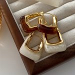 1 Pair Elegant U-shaped Hoop Earrings Vintage Style Resin Exquisite Clasp Earring Design For Sophisticated Look