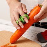 1PC Hand Vegetable Peeler Palm Peeler Rubber Finger Grips Comfortable To Peel Pumpkin Random Color