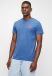 Essential Logo Emb Tee - Monaco Blue fiery Coral