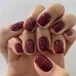 24 Pcs Short Squoval Press On Nails Simple Glossy Red Fake Nails Glitter Artificial Finger Manicure False Nails