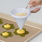 1PC Multi-purpose Plastic Cake Funnel Dispenser - Perfect For Baking Cream Oil & Wine - Essential Kitchen Gadget For Home Chefs 