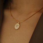 High Quality Natural White Butterfly Shell Pendant Shell Necklace