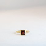Square - Large - Garnet Medium
