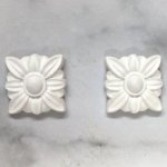 JP734 White Resin Square Flower 2'S