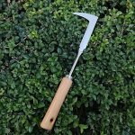 1PCS Stainless Steel Handheld Weed Puller Serrated Edge Weeding Sickle Hooked Gardening Knife With Wooden Handle For Digging Tra