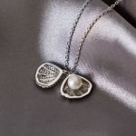 Diamant Seashell With Hidden Pearl Necklace