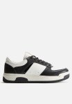 Trainers - Black & White