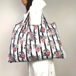 Waterproof Large Capacity Portable Lightweight Shopping Bag With Inner Bag White Bottom Rose Printed Pattern Outdoor Camping Tra