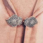 Elegant Vintage-style Metal Scarf Clip - Lightweight Fashionable Women's Accessory For Securing Silk Scarves